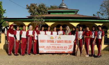 Peringati-Hari-Jadi-Ke-77,-Polwan-Polres-Mabar-Bersihkan-Masjid-dan-Pura-di-Labuan-Bajo