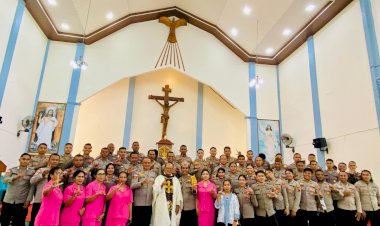 Bawakan-Lagu-Liturgi,-Polisi-Iringi-Ibadah-Misa-di-Gereja-Katedral-Roh-Kudus-Labuan-Bajo