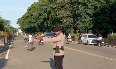 Atur-Lalu-Lintas,-Polres-Mabar-Sebar-Anggota-di-Berbagai-Ruas-Jalan-di-Labuan-Bajo