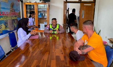 Polisi-Bersama-Imigrasi-Amankan-Dua-Turis-Asing-Terlibat-Aksi-Freestyle-di-Jalanan-Labuan-Bajo