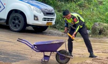 Gunakan-Sekop-dan-Gerobak,-Polisi-Bersihkan-Endapan-Lumpur-di-Badan-Jalan-Labuan-Bajo