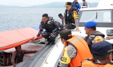 Polisi-Imbau-Nelayan-Bantu-Cari-Korban-Tenggelamnya-KM.-Putri-Sakinah-di-Labuan-Bajo