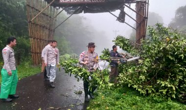 Pasca-Cuaca-Ekstrem,-Polsek-Sano-Nggoang-Bersama-Warga-Buka-Jalur-Wae-Lolos
