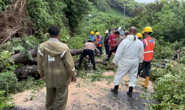 Menantang-Badai-demi-Akses-Publik:-Sinergi-Polisi,-PLN-dan-BPBD-di-Labuan-Bajo
