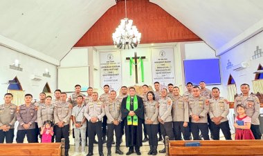 Melodi-Iman-di-Gunung-Salmon:-Kala-Seragam-Polisi-Beradu-Harmoni-dalam-Pujian