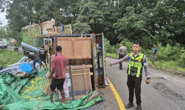 Polisi-Evakuasi-Truk-Sembako-Terguling-di-Trans-Flores-Akibat-Kabut-Tebal-dan-Jalan-Licin