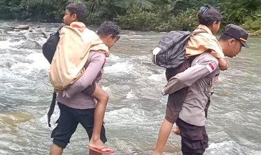 Aksi-Heroik,-Polisi-Menjadi-Jembatan-Bagi-Siswa-di-Arus-Deras-Manggarai-Barat