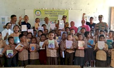Momen-HPN-2026,-Polsek-Komodo-dan-Aliansi-Wartawan-Mabar-Sambangi-Sekolah-Terpencil-di-Tiwu-Nampar