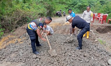 Sinergi-di-Jalur-Vital:-Polisi-dan-Warga-Bahu-Membahu-Tambal-Jalan-Amblas-di-Welak