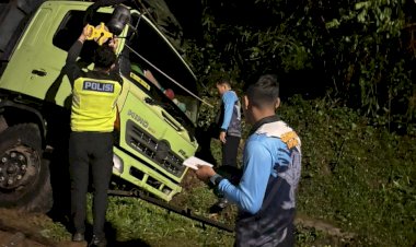 Olah-TKP,-Polisi-Ungkap-Kronologi-Pelajar-Asal-Ngada-yang-Tewas-Terjepit-Truk-Fuso