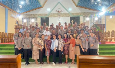 Harmoni-di-Balik-Seragam:-Kala-Personel-Polres-Mabar-Larut-dalam-Kidung-Liturgi-di-Gereja-MBSB