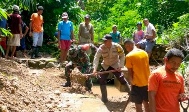 Sinergi-TNI-Polri-dan-Warga-Bersihkan-Irigasi-Wae-Cebong-Pasca-Banjir