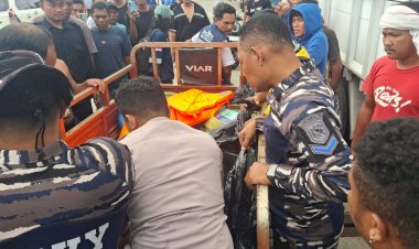 Nekat-Mandi-di-Pelabuhan-Wae-Kelambu,-Seorang-Penumpang-Kapal-Tenggelam-dan-Dievakuasi-Polisi