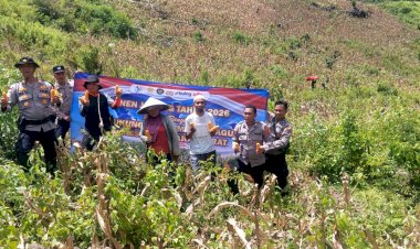 Polisi-dan-Petani-Golo-Mori-Bahu-Membahu-Kawal-Ketahanan-Pangan-di-Tengah-Tantangan-Iklim