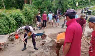 Sinergi-Tanpa-Batas:-Polsek-Kuwus-dan-Warga-Kompak-Tambal-Jalan-Rusak-di-Desa-Ranggu