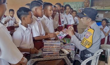 Dekatkan-Diri-dengan-Anak,-Kapolsek-Kuwus-Gelar-Program-'Polisi-Mengajar'-di-SDK-2-Ranggu