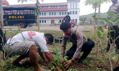 Hijaukan-Lingkungan-Gereja-St.-Petrus,-Sat-Samapta-Polres-Mabar-Tanam-Puluhan-Bibit-Pohon