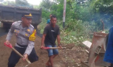 Sinergi-Tanpa-Batas:-Polri-dan-Warga-Sano-Nggoang-Bahu-membahu-Tambal-Jalan-Rusak-Demi-Kelancaran-Ekonomi