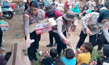 Kapolres-Flores-Timur-dan-Polwan-Turun-ke-Lokasi,-Ratusan-Rumah-Rusak-Akibat-Gempa-di-Adonara-Timur