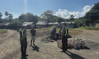 Sentuhan-Kemanusiaan-di-Kota-Premium:-Satlantas-Polres-Mabar-Bagikan-Sembako-Door-to-Door