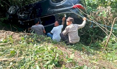 Kecelakaan-di-Jalur-Wate:-Polisi-Evakuasi-Penumpang-Travel-Terios-yang-Masuk-Jurang