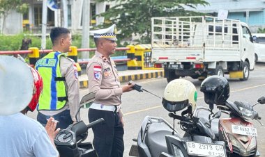 ‎Tak-Ada-Libur-bagi-Keselamatan:-Satlantas-Polres-Mabar-Tertibkan-Lalu-Lintas-Labuan-Bajo