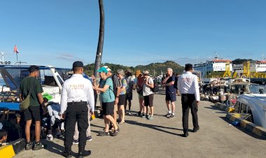 Patroli-Jalan-Kaki-di-Labuan-Bajo,-Langkah-Preventif-Polres-Mabar-Jamin-Keamanan-Warga-dan-Wisatawan