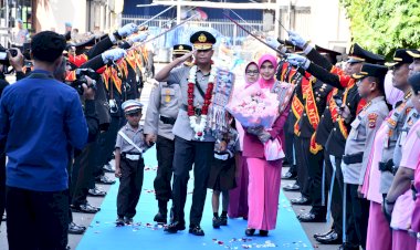 Tradisi-Pedang-Pora-Sambut-Wakapolda-NTT-Brigjen-Pol-Faizal,-Awali-Pengabdian-di-Bumi-Flobamorata