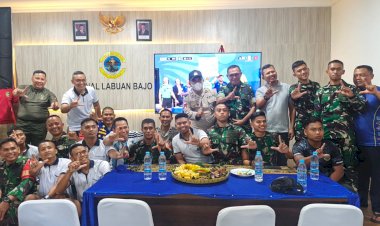 Melalui-Nobar-Piala-Dunia,-TNI-POLRI-Rajut-Soliditas-Demi-Menjaga-Keamanan-dan-Kondusivitas-Labuan-Bajo