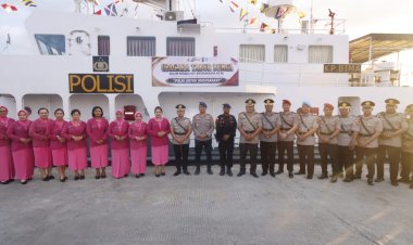 Sambut-Hari-Bhayangkara-ke-80,-Polres-Manggarai-Barat-Larung-Karangan-Bunga-di-Laut-Labuan-Bajo