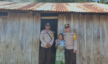 Sentuh-Lansia-dan-Disabilitas-di-Pelosok-Manggarai-Barat,-Polsek-Sano-Nggoang-Salurkan-Bantuan-Sembako