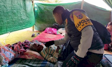 Polri-Peduli-Korban-Gempa-Flores:-Kapolsek-Lembor-Tembus-Malam-Salurkan-Bantuan-Sembako
