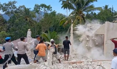 Menyapu-Puing-di-Teong-Toda:-Sinergi-Kepolisian-dan-Warga-Golo-Ndaring-Pasca-Gempa-M-7,7-Laut-Flores