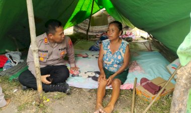 Hadir-di-Tengah-Trauma-Penyintas-Gempa-Flores,-AKBP-Christian-Kadang-Bantu-Keluarga-Rentan-di-Golo-Tanggar