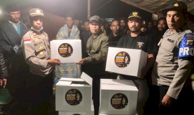 Polsek-Kuwus-Sambangi-Pengungsian-Kampung-Lambur-Serahkan-Paket-Sembako-dan-Terpal