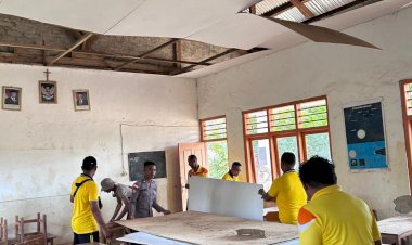 Pasca-Gempa-Flores,-Personel-Polsek-Lembor-Gotong-Royong-Bersihkan-Puing-SDN-Ledang