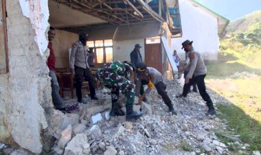 ‎Pasca-Gempa-Flores,-TNI-POLRI-di-Manggarai-Barat-Bersihkan-Reruntuhan-SDN-Golo-Lewe