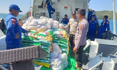 Tembus-Gelombang-Perairan-Flores,-Polres-Mabar-dan-Ditpolairud-Salurkan-2,5-Ton-Logistik-Bagi-Korban-Gempa