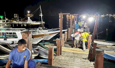 Respon-Cepat-Keluhan-di-Medsos,-Sat-Polairud-Polres-Mabar-Perbaiki-Dermaga-Kampung-Ujung-yang-Lapuk