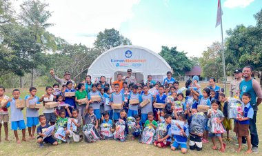Polsek-Sano-Nggoang-Salurkan-Perlengkapan-Sekolah-dan-Sapa-Pelajar-Terdampak-Gempa-Flores