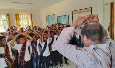 Pulihkan-Trauma-Pasca-Gempa-Flores,-Polres-Manggarai-Barat-Gelar-Terapi-USEFT-Bagi-Siswa-SDK-Sta.-Yosefa