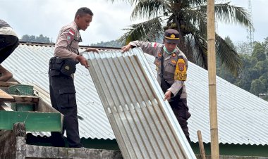 Pemulihan-Pasca-Gempa-Flores,-Polsek-Kuwus-dan-Warga-Gotong-Royong-Robohkan-Bangunan-Rawan-Runtuh