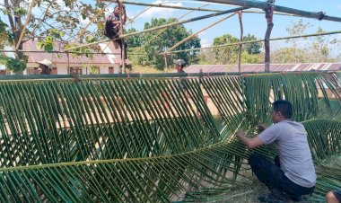 Rusak-Akibat-Gempa,-Polsek-Macang-Pacar-dan-Warga-Sulap-Daun-Kelapa-Jadi-Tenda-Sekolah-Darurat