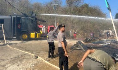 Respon-Cepat-Padamkan-Kebakaran-Basecamp-di-Labuan-Bajo,-Polisi-Kerahkan-2-Unit-AWC