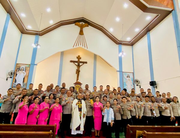 Bawakan Lagu Liturgi, Polisi Iringi Ibadah Misa di Gereja Katedral Roh Kudus Labuan Bajo