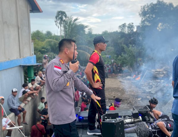 Dipimpin Kapolres, Personil Polres Mabar Bantu Padamkan Kebakaran Puluhan Rumah di Labuan Bajo
