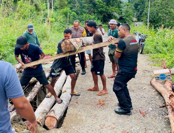 Aksi Simpatik, Anggota Polsek Lembor Tambal Deker Jebol Dengan Balok Kayu