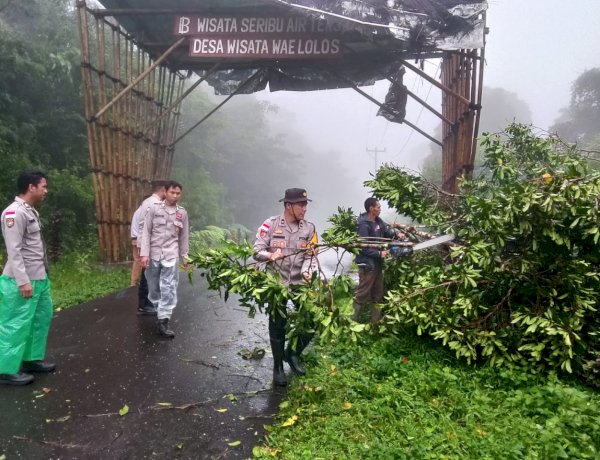 Pasca Cuaca Ekstrem, Polsek Sano Nggoang Bersama Warga Buka Jalur Wae Lolos