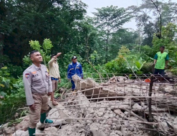 Dapur Rumah Ambruk Akibat Cuaca Ekstrem, Polisi Gerak Cepat Bantu Warga