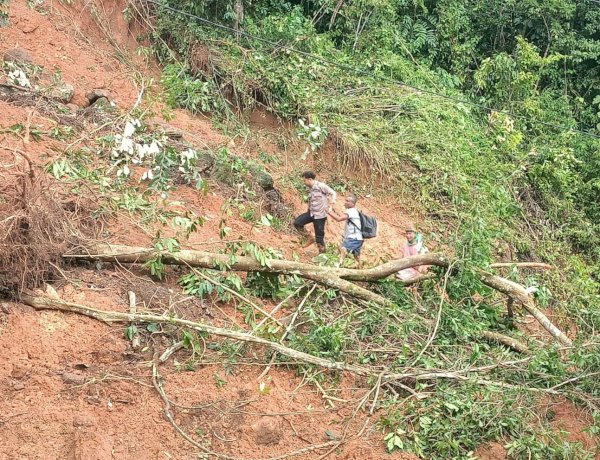 Tertutup Longsor, Polisi Bersama Dinas PU Sigap Buka Akses Transportasi Untuk Masyarakat